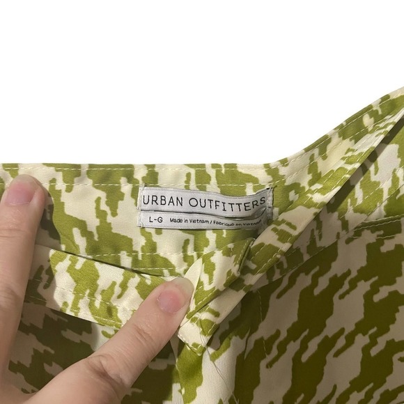 NWT Urban Outfitters Green & White Satin Olympia Print Crop Pants - Picture 7 of 15